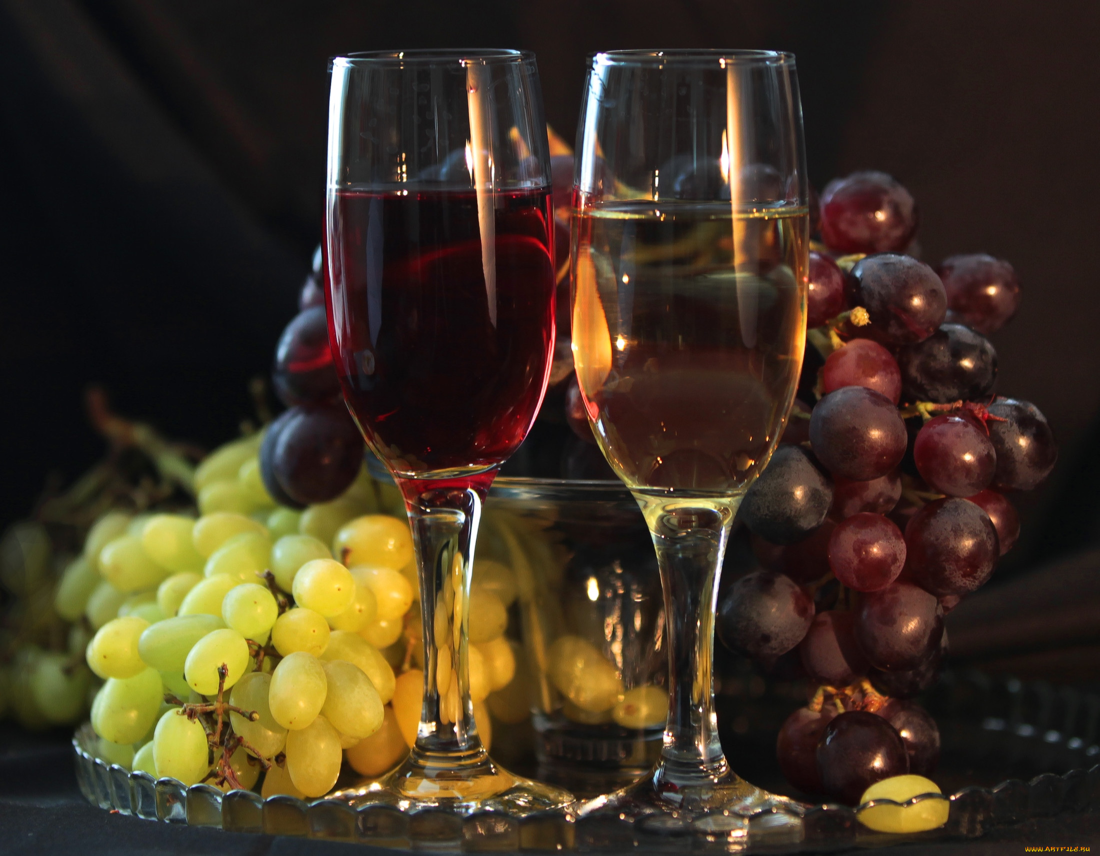 Картинку вине. Бокал с вином. Шампанское и виноград. Вино бокал виноград. Красивый фужер с вином.